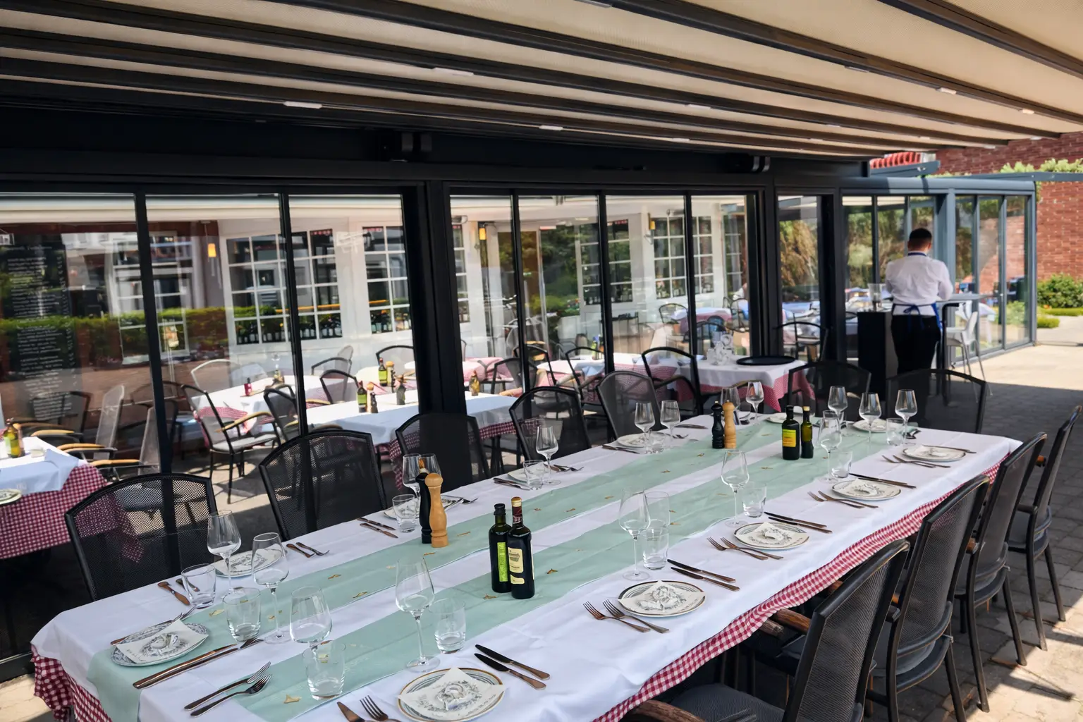 Lang gedeckter Tisch im Aussenbereich des Ristorante Barolo für Gruppen und Veranstaltungen