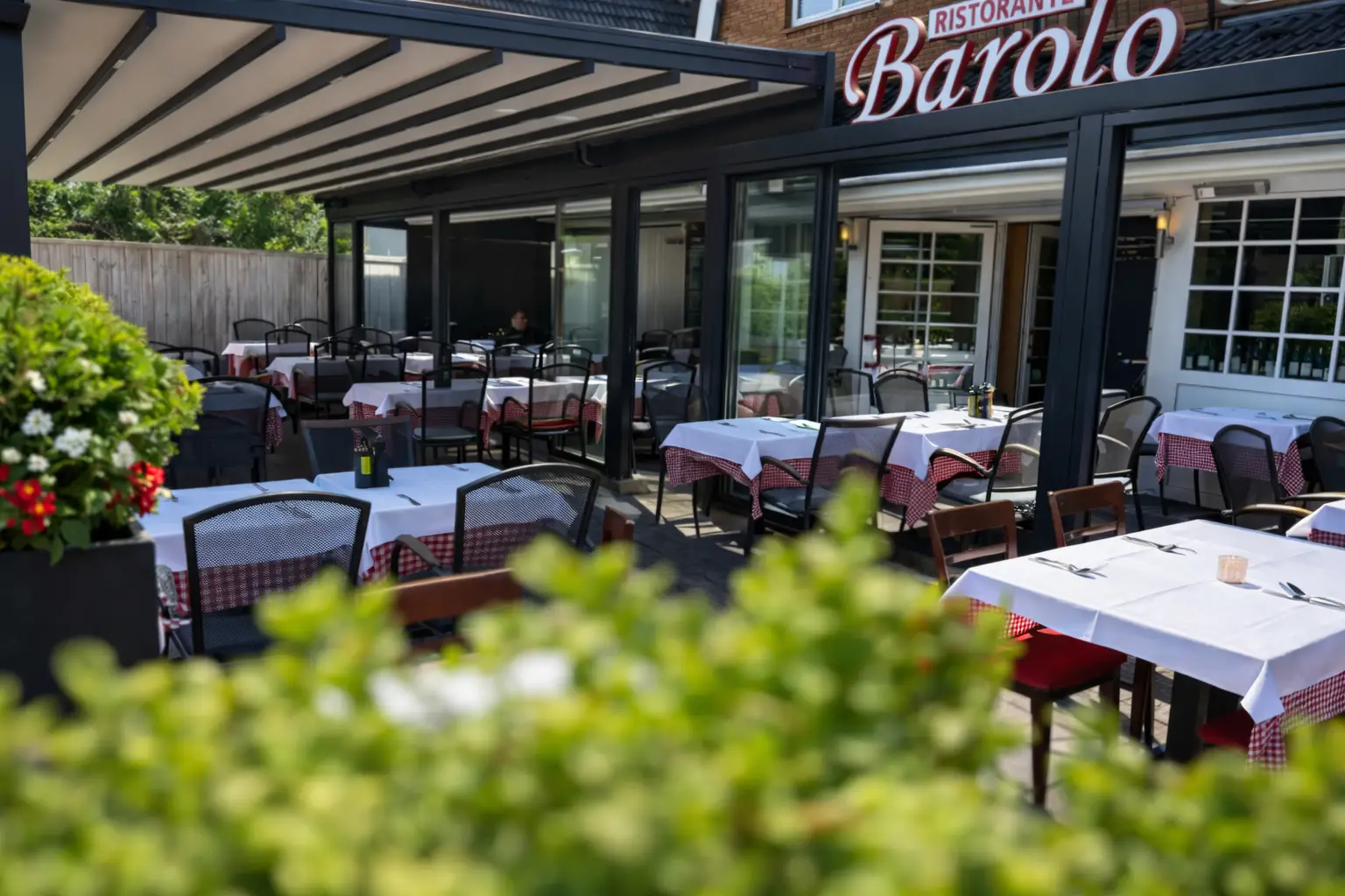 Terrasse des Ristorante Barolo mit gedeckten Tischen